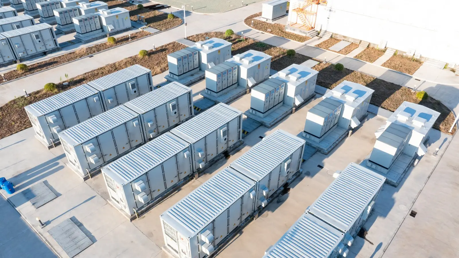 Kontenerowy magazyn energii przy zakładzie produkcyjnym